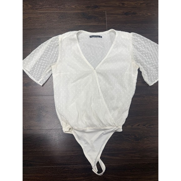Abercrombie & Fitch Tops - Abercrombie‎ & Fitch White Swiss Dot Short Sleeve Wrap Bodysuit - Size XS